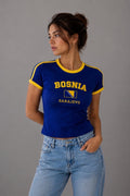 Modell i Baila Oslo Bosnia baby-tee i landslagsfarger