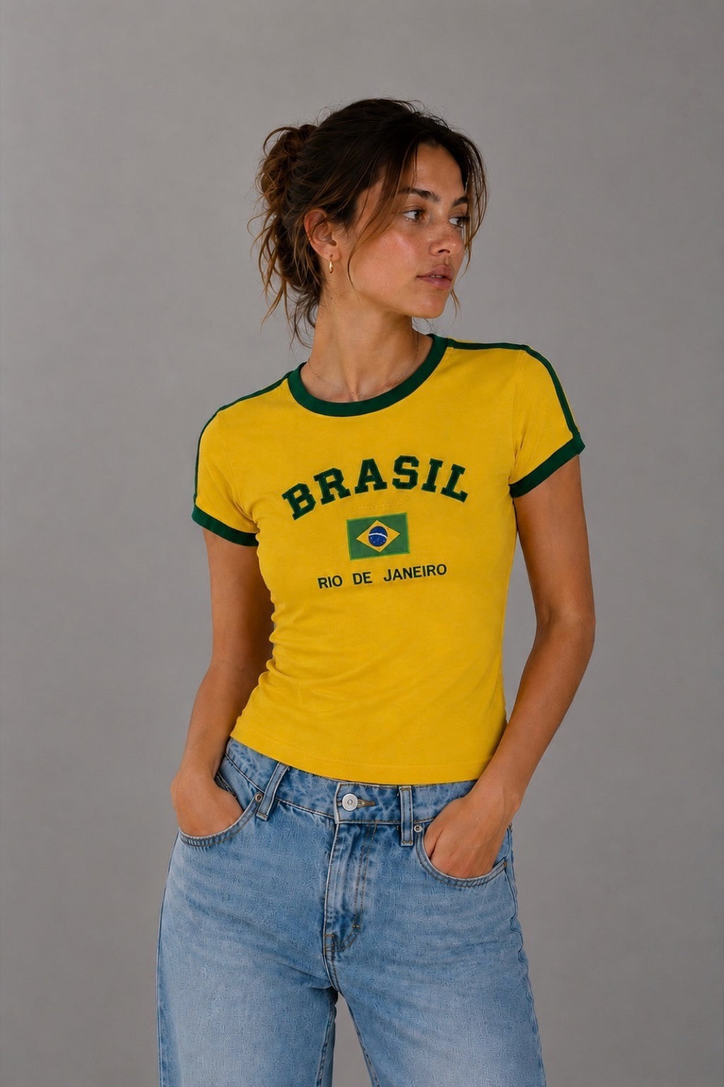 Modell i Baila Oslo Brasil baby-tee i landslagsfarger