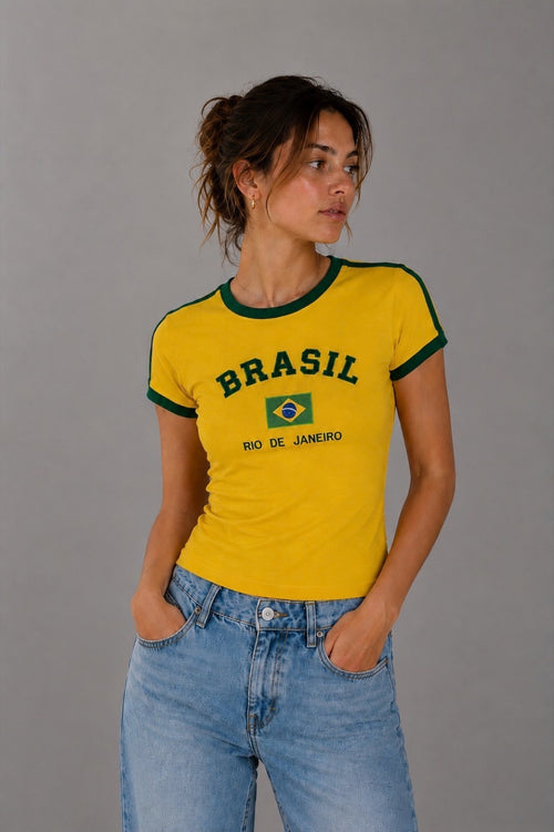 Modell i Baila Oslo Brasil baby-tee i landslagsfarger
