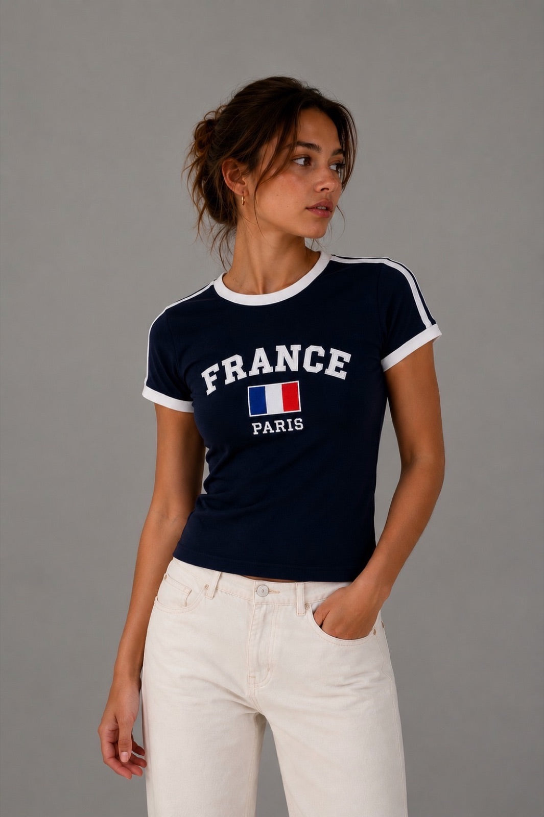 Modell i Baila Oslo France baby-tee i landslagsfarger