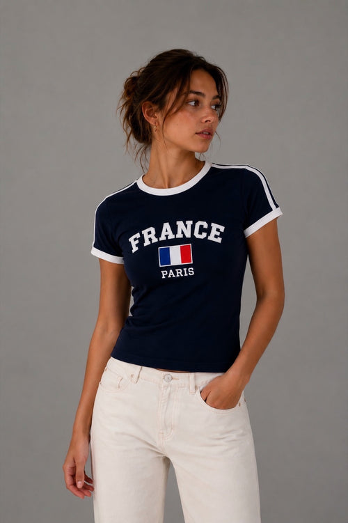 Modell i Baila Oslo France baby-tee i landslagsfarger