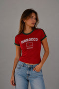 Modell i Baila Oslo Morocco baby-tee i landslagsfarger