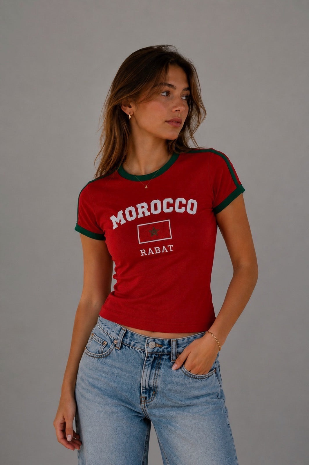 Modell i Baila Oslo Morocco baby-tee i landslagsfarger
