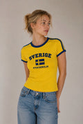 Modell i Baila Oslo Sverige baby-tee i landslagsfarger
